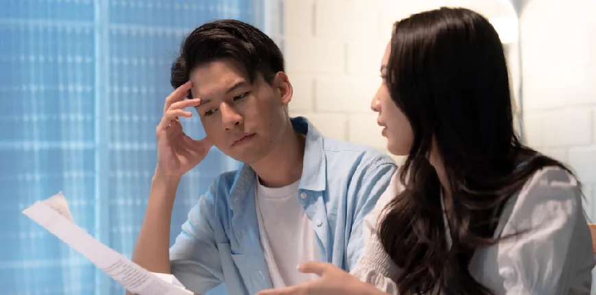 หนุ่มสาวกำลังคิดเรื่องกู้เงินออนไลน์