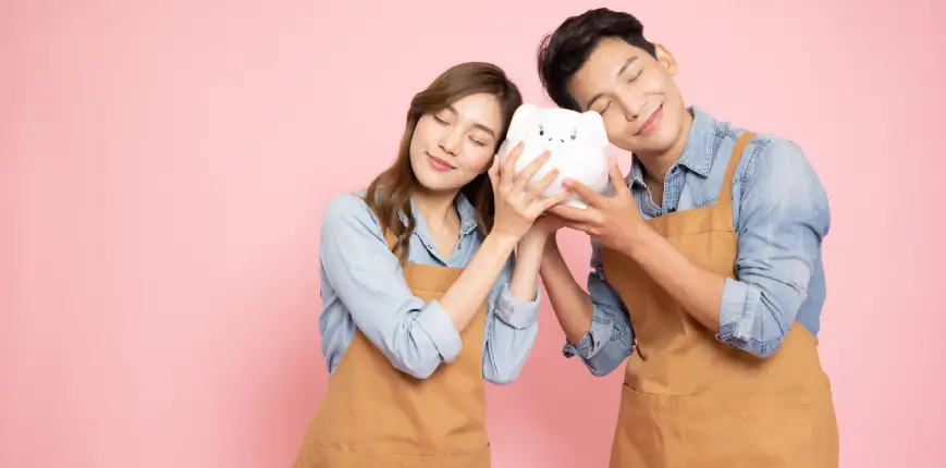 คู่รักวางแผนเก็บออมเงินไว้ในบัญชีฝากประจำ