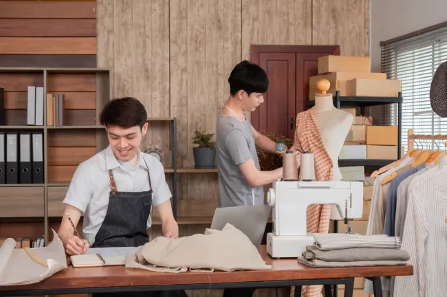 ดีไซเนอร์ตัดเสื้อผ้า Unisex